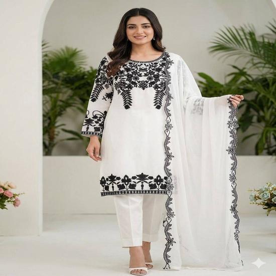 The Yasmin Floral-Yoke Straight Suit Set M