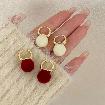 Pendientes Geométricos Flocados Otoño/Invierno 2024: Elegantes Joyas de Oreja de Bola Peluda para Mujer