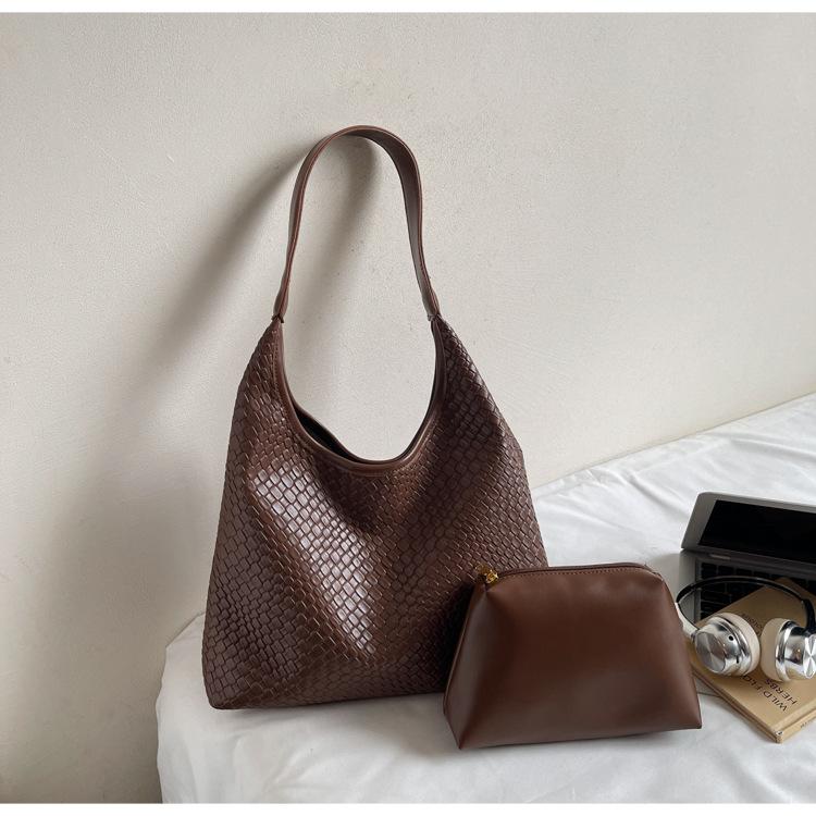 

Bags Internet celebrity explosion retro large capacity bag women 2025 new popular commuter underarm bag tote bag темно-коричневого кольору