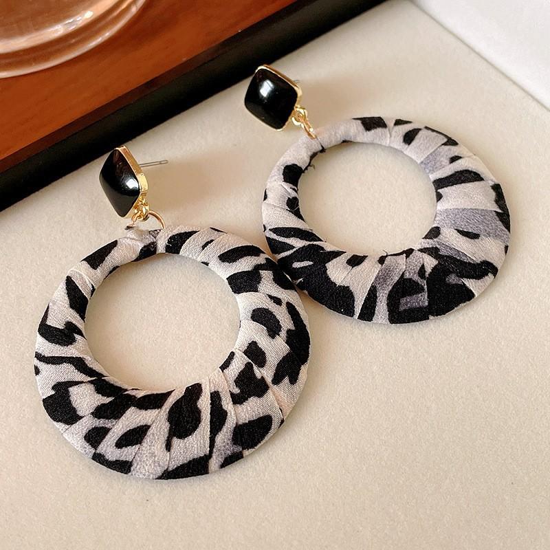 Silver needle simple leopard print geometric stud earrings popular new versatile earrings retro fashion niche earrings