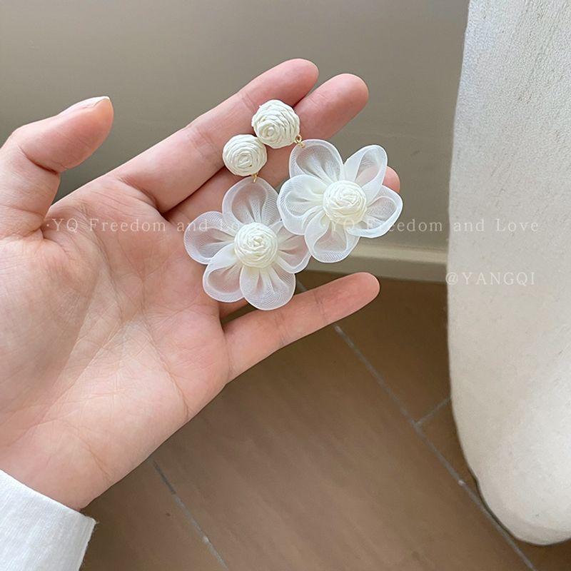 

2025 New Arrival Net Yarn Flowers Pendant Earrings for Women Seaside Vacation Style Sweet Beautiful Stud Earrings Fancy Ear Rings White flower earrings-Silver Needle