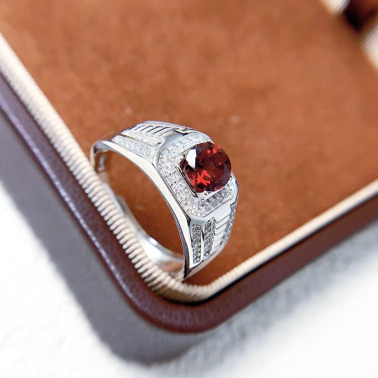 

Кольцо с натуральным гранатом из стерлингового серебра 925 пробы – Элегантный, Смелый и Прочный дизайн