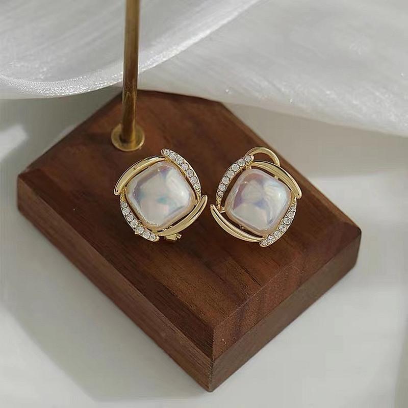 Stylish and simple square high-end stud earrings, women's geometric versatile temperament earrings, elegant and atmospheric earrings.