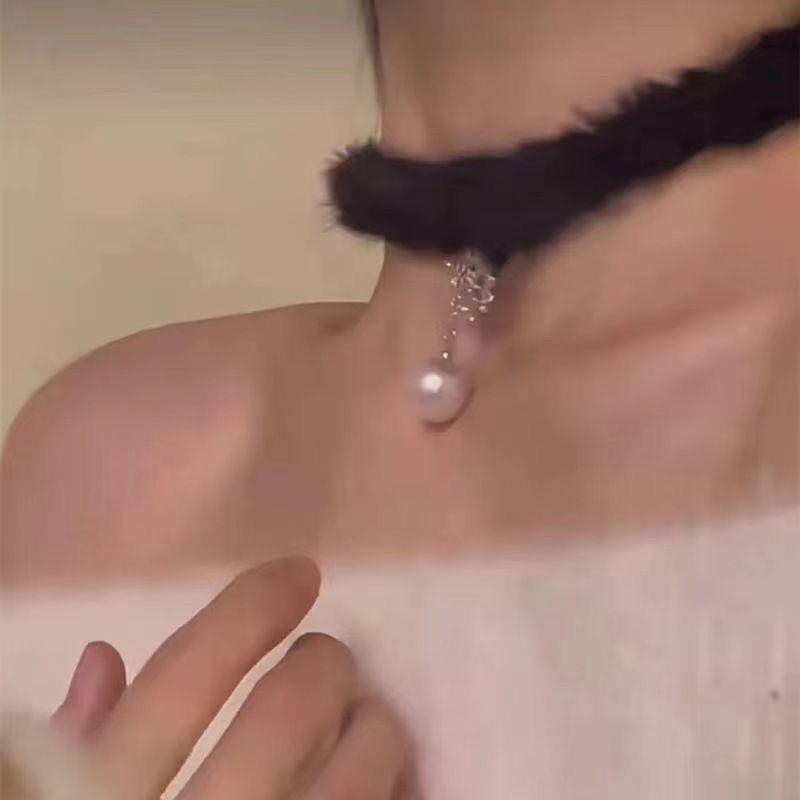 

Christmas Day Dress up Necklace Snow Pearl Fashion Necklace Plush Warm Chain Collar A black strip чорний