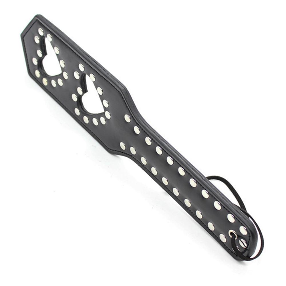 Sexspielzeug PU-Lederniet Punk Spanking Paddle, Sexspiel ausgehöhltes herzförmiges Spanking Paddle Adult Supplies BDSM