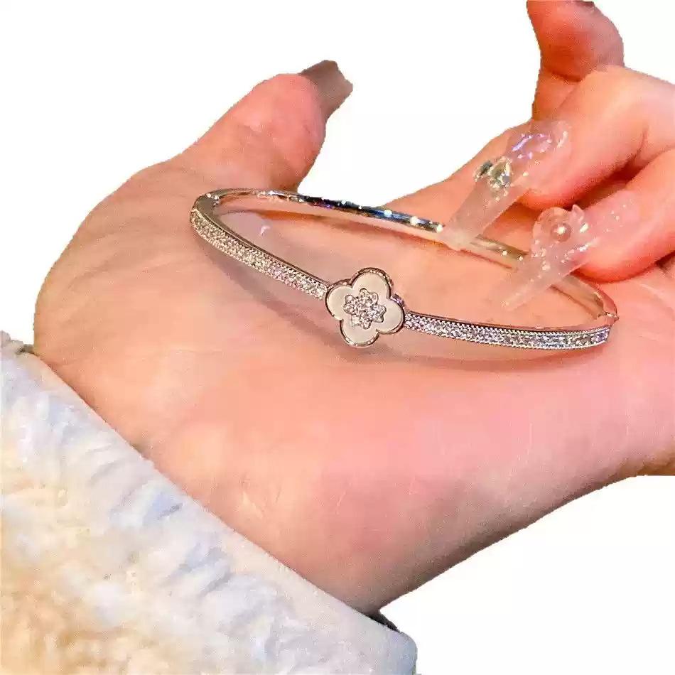 

Браслет с цветком циркона-фритиллярии с четырьмя лепестками, легкая роскошь, высокое чувство стиля, простая мода, универсальный, изысканный нишевый дизайн, ювелирное изделие