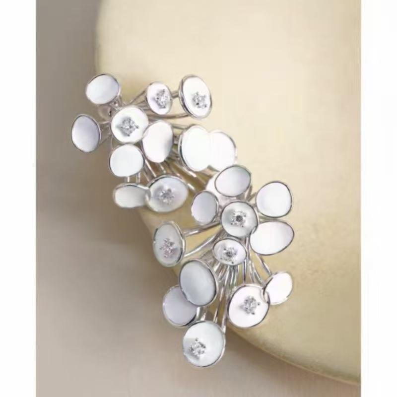 Нишевый дизайн Кораллово-белые эмалевые серьги-пусеты Модные темпераментные серьги Легкая роскошь Высококачественная бижутерия