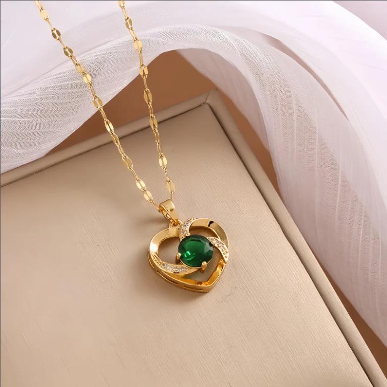 Collana con Ciondolo Farfalla Smeraldo: Catena Clavicola in Acciaio di Titanio di Lusso per Donne