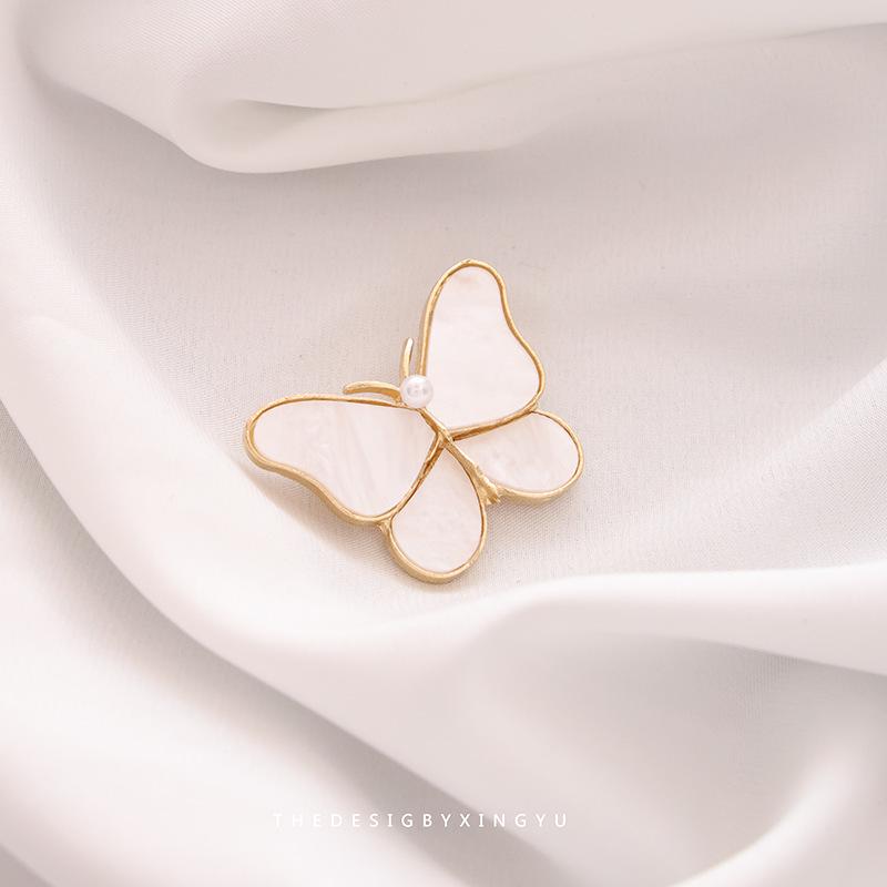 Broche Elegante de Pérola Dourada e Espiga de Trigo: Acessório Versátil e de Alta Qualidade para Mulheres