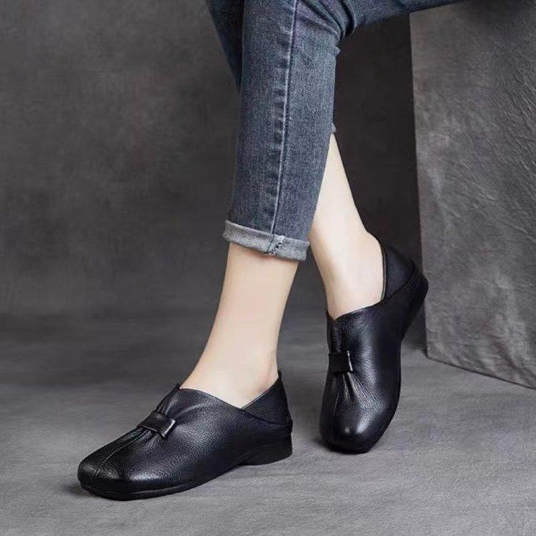 Woodpecker Women's Genuine Leather Flat Shoes - Retro, Soft Sole, Non-Slip for Spring & Autumn, Ideal for Middle-Aged and Elderly.