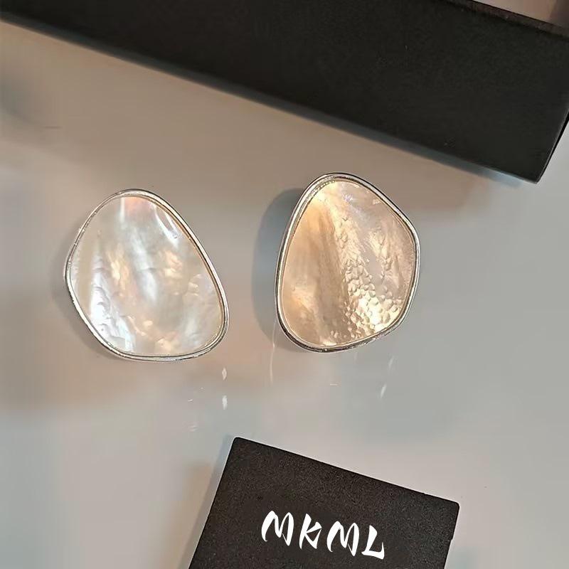 Серьги-пусеты из серебра с неправильным натуральным белым перламутром: Роскошь высокого класса и изысканный дизайн E10946 медный