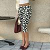 Women's Slim Fit Printed Cropped Pants with Pleated Detail Elastic Waistband and Mid-Calf Length Suitable for Casual Wear and Outdoor Activities