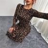 Elegantes Damenkleid mit Leopardenmuster, schlanke Silhouette, lange Ärmel, sexy, tailliert
