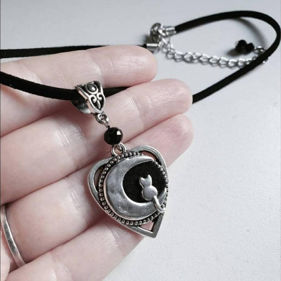 Gothic Heart-shaped Little Cat Crescent Moon Pendant Necklace for Women Men Cute Personality Collar Chain Jewelry Accessory Gift