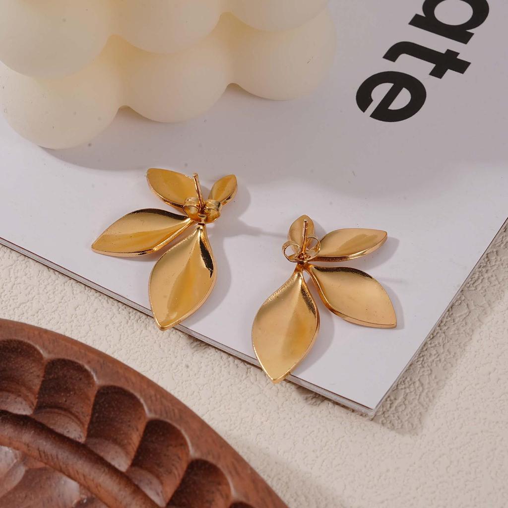 High-End Retro Leaf Stud Earrings: Exquisite, Versatile Metal Ear Ornaments for Women