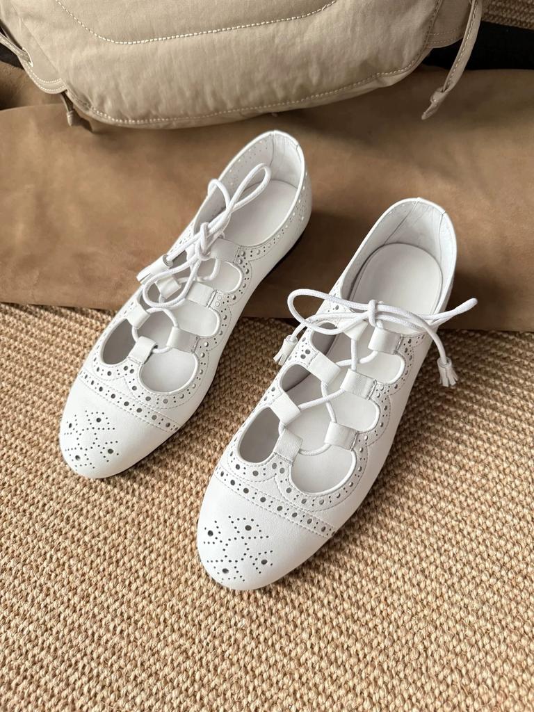 Französische hohle gravierte Ballett-Einzelschuhe Damen Brock flache lässige kleine Lederschuhe weiße Riemen Mary Jane Schuhe