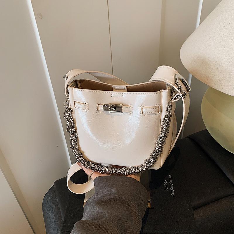 

Сумка премиум-класса нишевая женская 2025 новая весенне-летняя модная на плечо сумка-ведро универсальная сумка-мессенджер