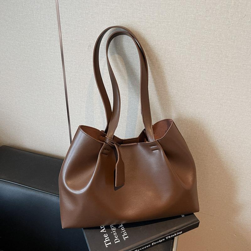 

Simple and fashionable tote bag casual new texture large capacity bag 2025 autumn and winter women s shoulder bag темно-коричневого кольору