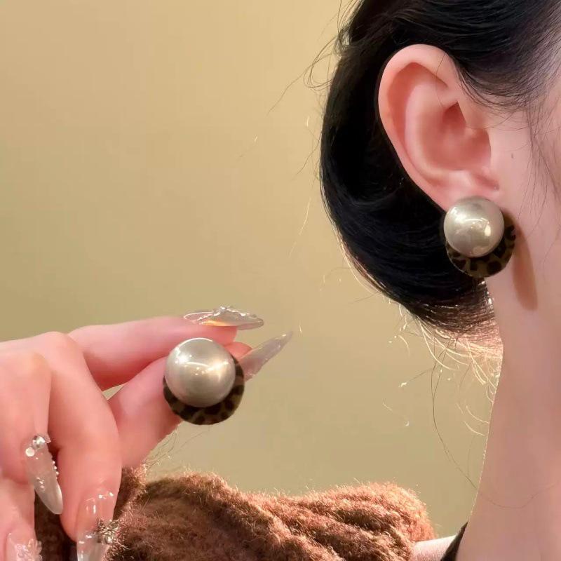 Elegant Retro Flocked Leopard Print Pearl Stud Earrings - Autumn/Winter Trendy Design for Women