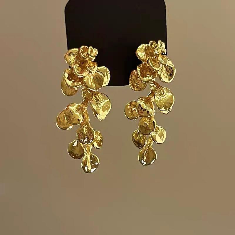 Cold & Glamorous Heavy-Duty Metal Petal Stud Earrings: Luxurious, Exquisite Ear Clips for Women