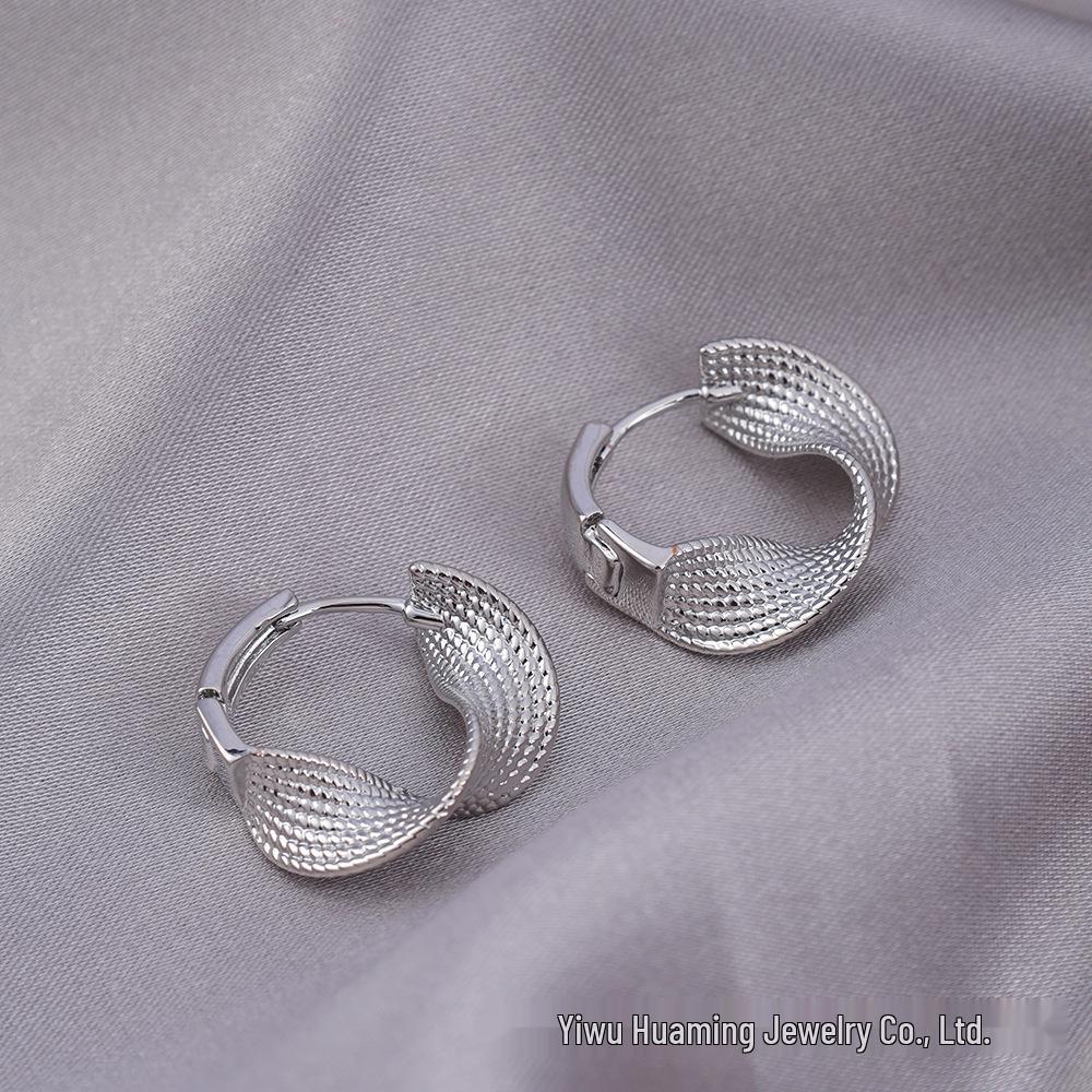 European American Style Luxury Stud Earrings: Elegant Cross-border Niche Hoops, Versatile Celebrity-inspired Accessories