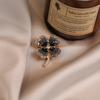 Vierblättriges Kleeblatt Imitationskristall Brosche Ist Ein Vielseitiges Accessoire für Damenanzugmäntel