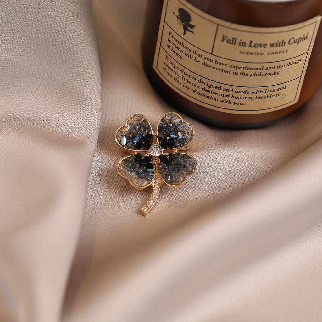 Vierblättriges Kleeblatt Imitationskristall Brosche Ist Ein Vielseitiges Accessoire für Damenanzugmäntel