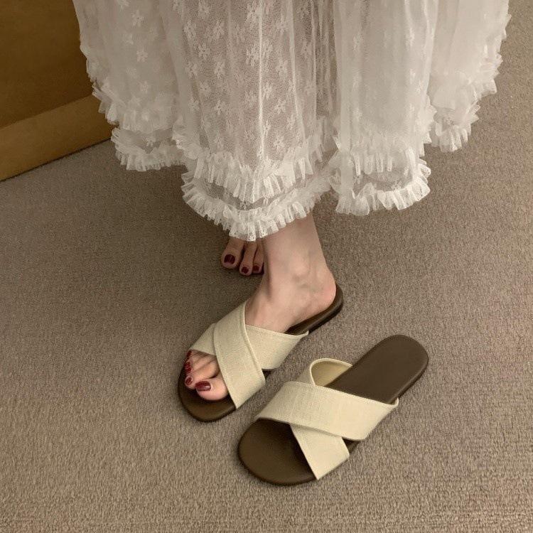 Flat bottom cross with slippers women's summer wear 2025 new French retro vacation seaside beach sandals