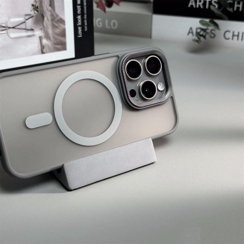 Magnetický kryt Gold Shield šetrný k pokožce pro iPhone 15 & 14 s diamantovým vzorem