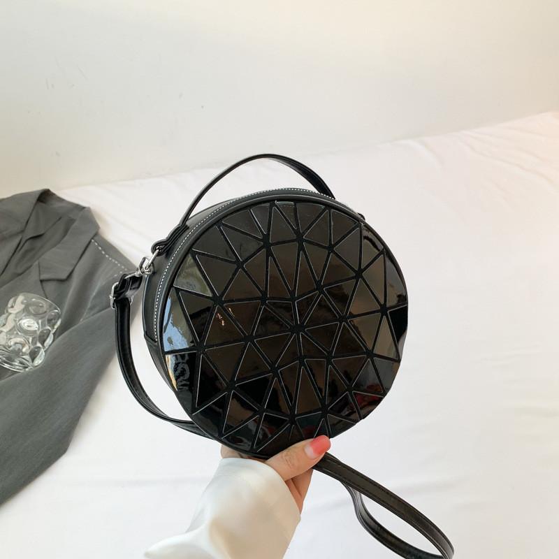 

Elegant Black And White Spring Fashionable Round Bag For Women With Stylish Design чёрный