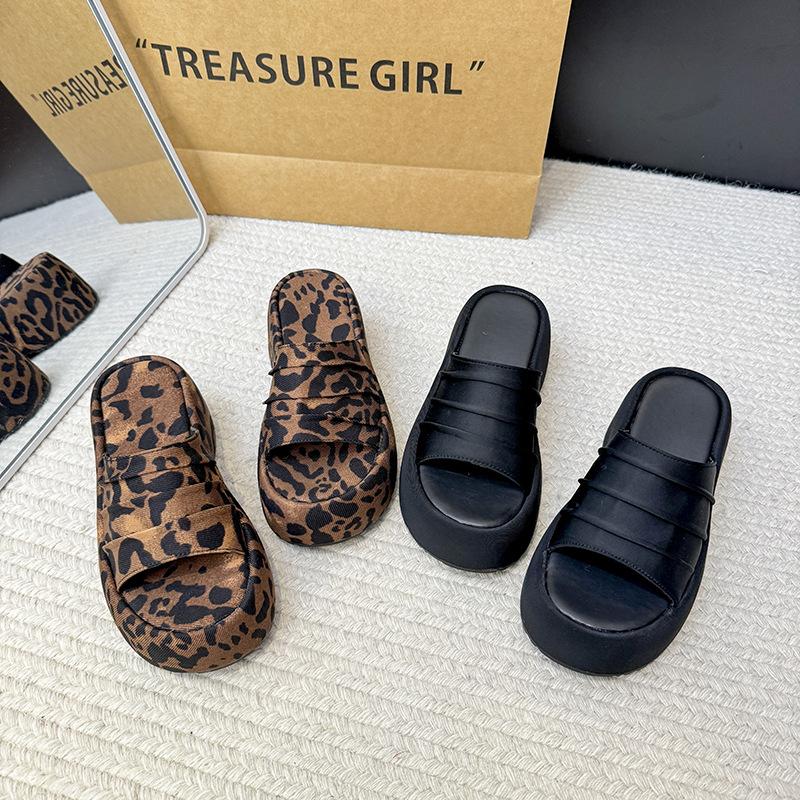 Retro leopard print trendy slope heel slippers women's summer 2025 summer new outer wear waterproof platform thick-soled high-heeled cool slippers