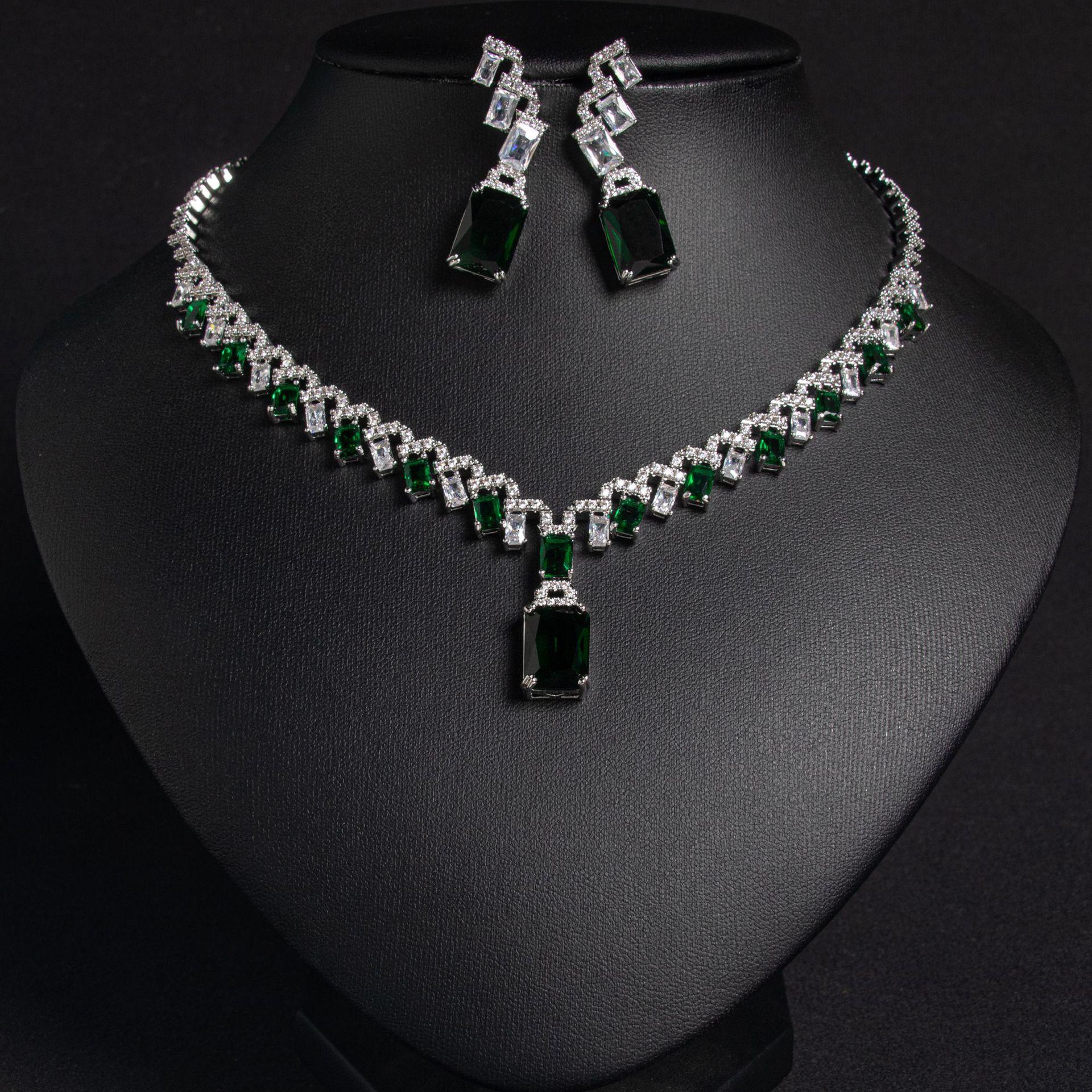 

Женский комплект из ожерелья с геометрическим квадратным кулоном и серег в стиле легкой роскоши на самом деле является универсальным и нишевым дизайнерским комплектом.