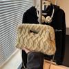 Modische Strickgarn Umhängetaschen für Damen Handgehäkelte Handtaschen Gewebte Umhängetasche Wolkenknödeltasche Beutel Geldbörse