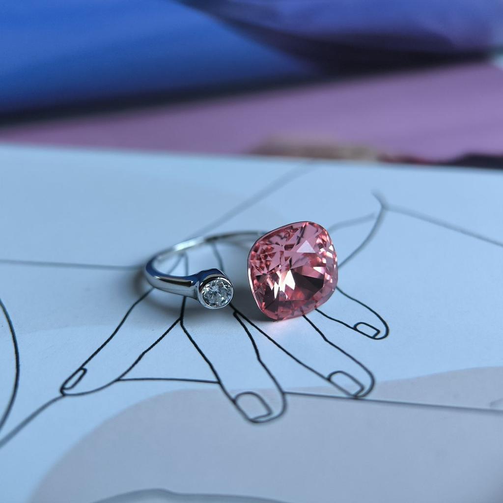 Серебряное кольцо с фианитами, вес изделия 4,7 гр (60002216)