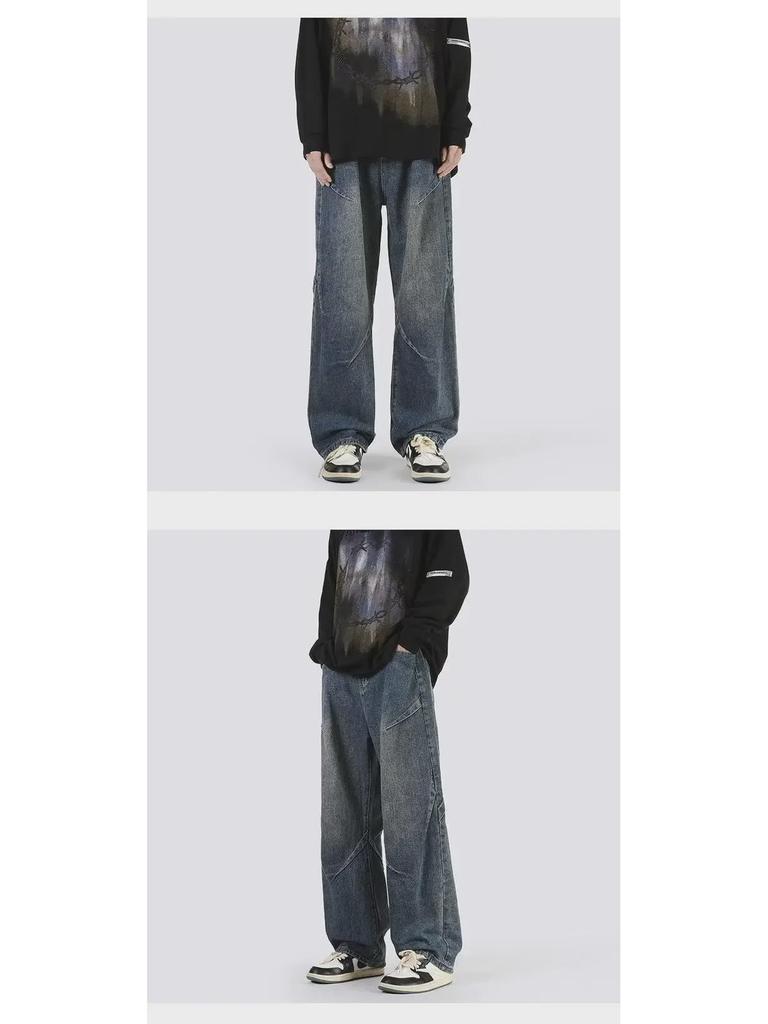 Herrenjeans im Used-Look mit Waschung: High-Street-Vibe, lockere Passform, gerader, ausgestellter Stil für Frühling und Herbst.