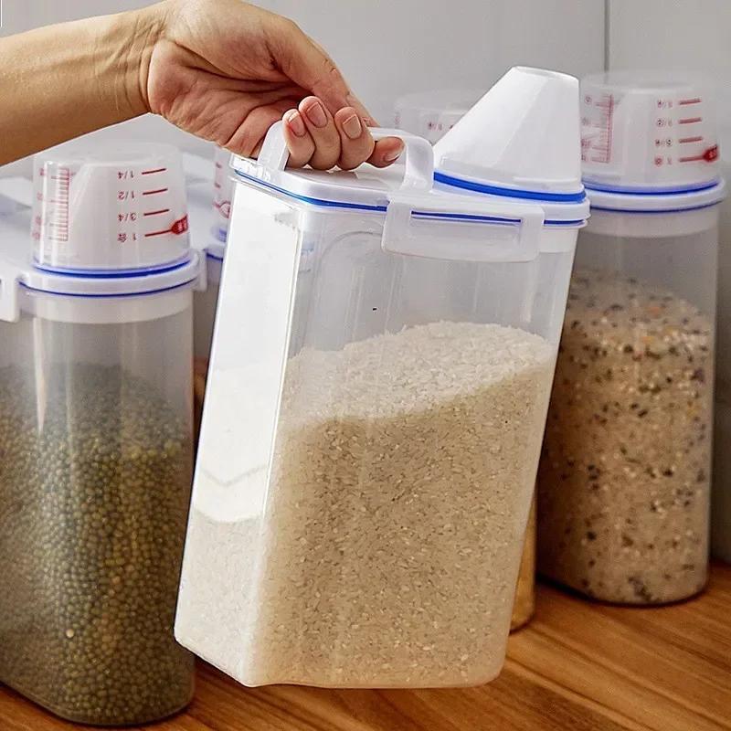 Fournitures de cuisine Seau de stockage alimentaire 1,5/2 kg Portable Résistant à l'humidité Réservoir de stockage avec tasse graduée Seau alimentaire Récipient en plastique