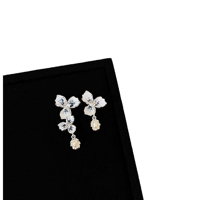 Design Sense Asymmetrical Oil Dripping Flower Fringed Stud Earrings Female Hong Kong Style Retro Light Luxury Elegant Versatile Earrings