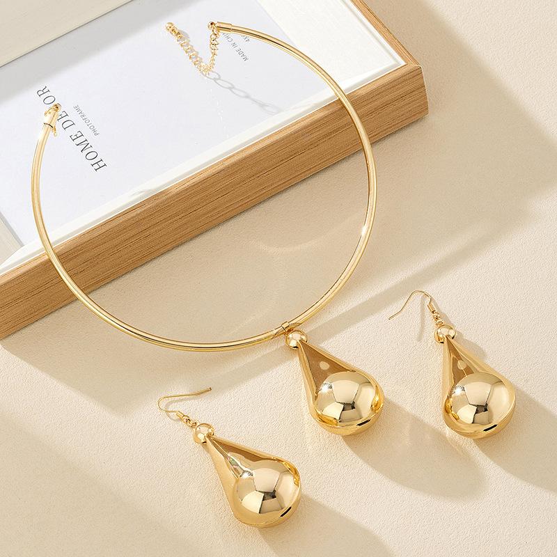 

Комплект из 2-х серег в форме капли, преувеличенного размера золотой