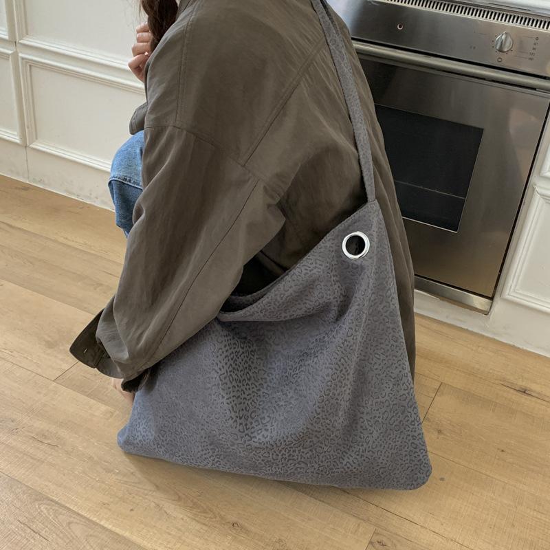 

Large-capacity retro tote bag women s 2025 autumn and winter new trendy underarm bag casual shoulder bag lazy wind messenger bag серый