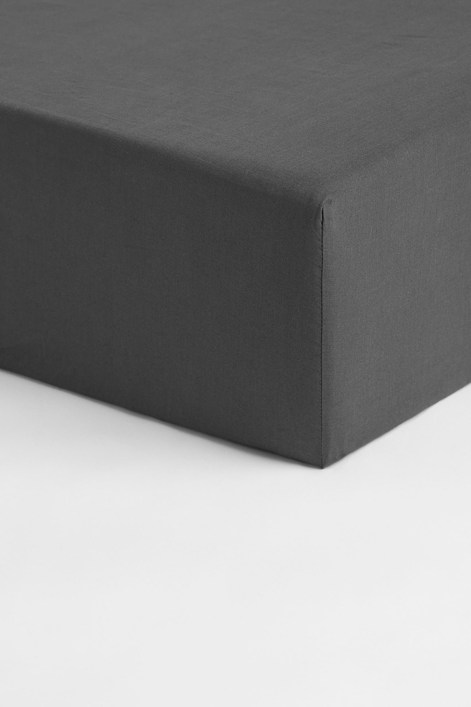 

Приталенная хлопковая простыня