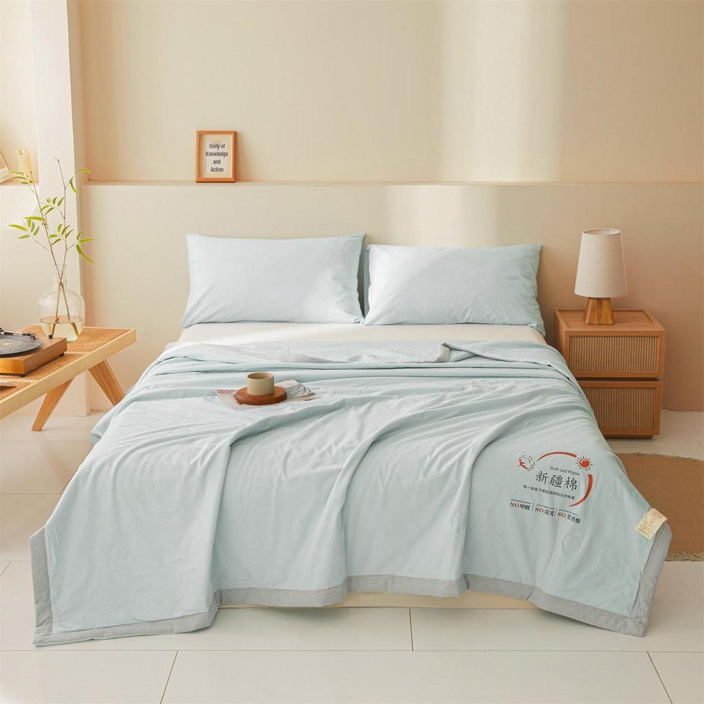 Machine-Washable Xinjiang Cotton Quilt for Summer, Spring, and Autumn