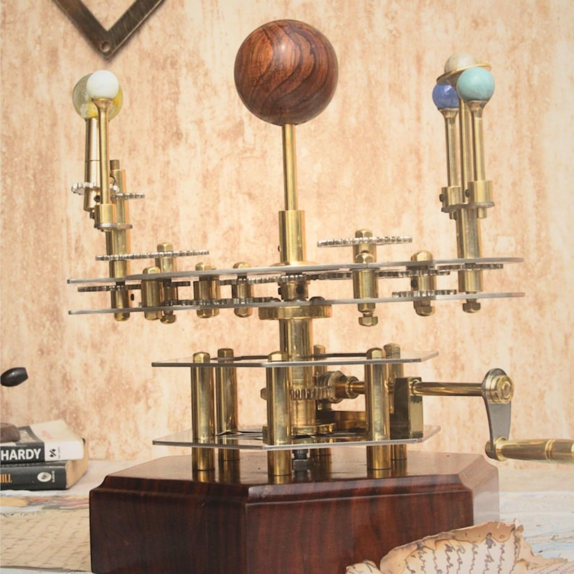 

Orrery - шедевр французского декора для книжных полок. Латунная и стальная модель Orrery. Функциональная модель Солнечной системы с несколькими небесными телами.