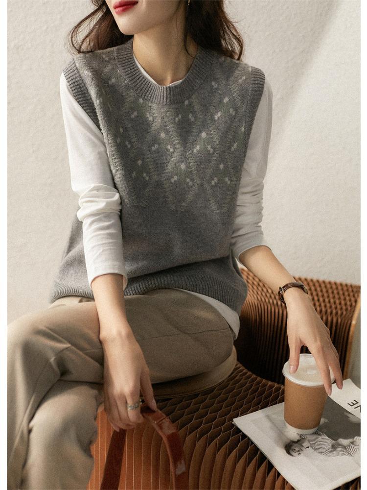 Avslappnad V-ringad stickad väst för kvinnor: Höst/Vinterkollektion - Polyestermaterial, V-ringad design, Enkelt mönster, Casual stil