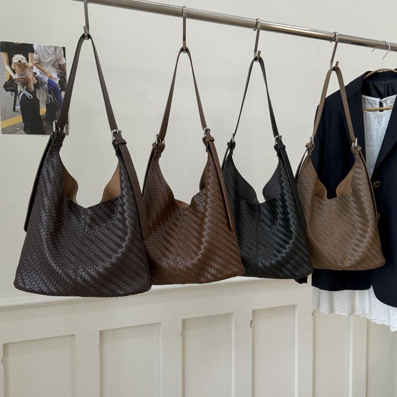 Retro work commuter women large capacity 2025 autumn and winter new fashionable solid color casual shoulder shopping bag tote bag