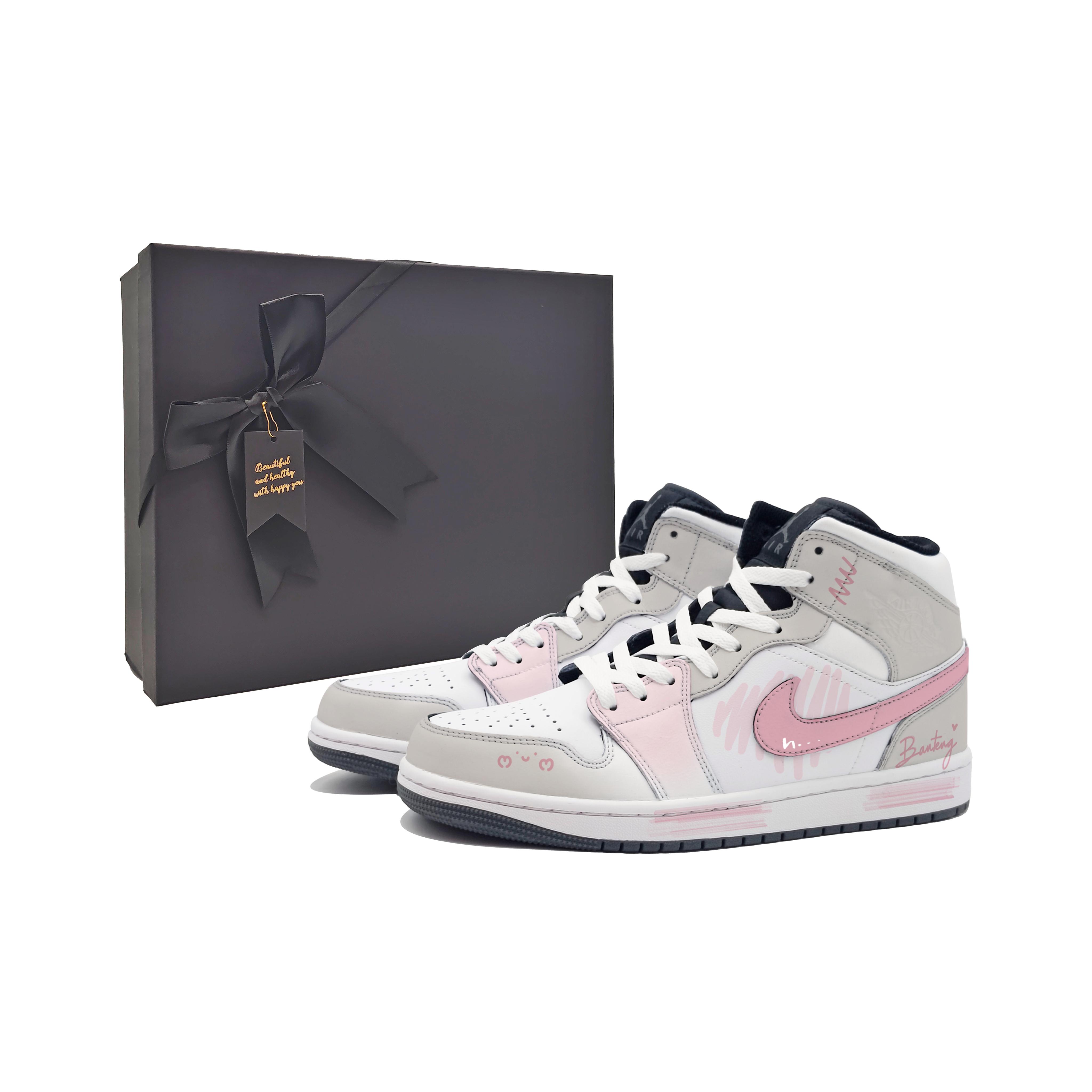 

Jordan Air Jordan 1 Sweet Pink Love Trace Abrasion Resistant Mid top Vintage Basketball Shoes Unisex Gray Pink DQ8426-001(Team603-S-BOX) 36