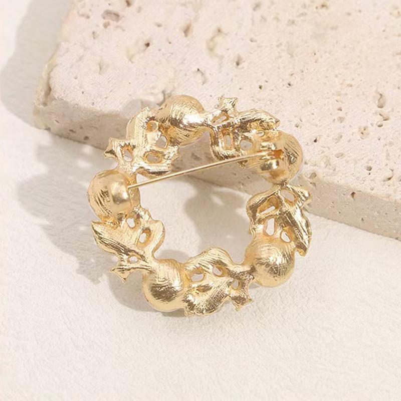 Exquisite Style Imitation Pearl Diamond Interwoven Flower Wreath Brooch Lights Up Fashionable Outfits Showing Noble Temperament