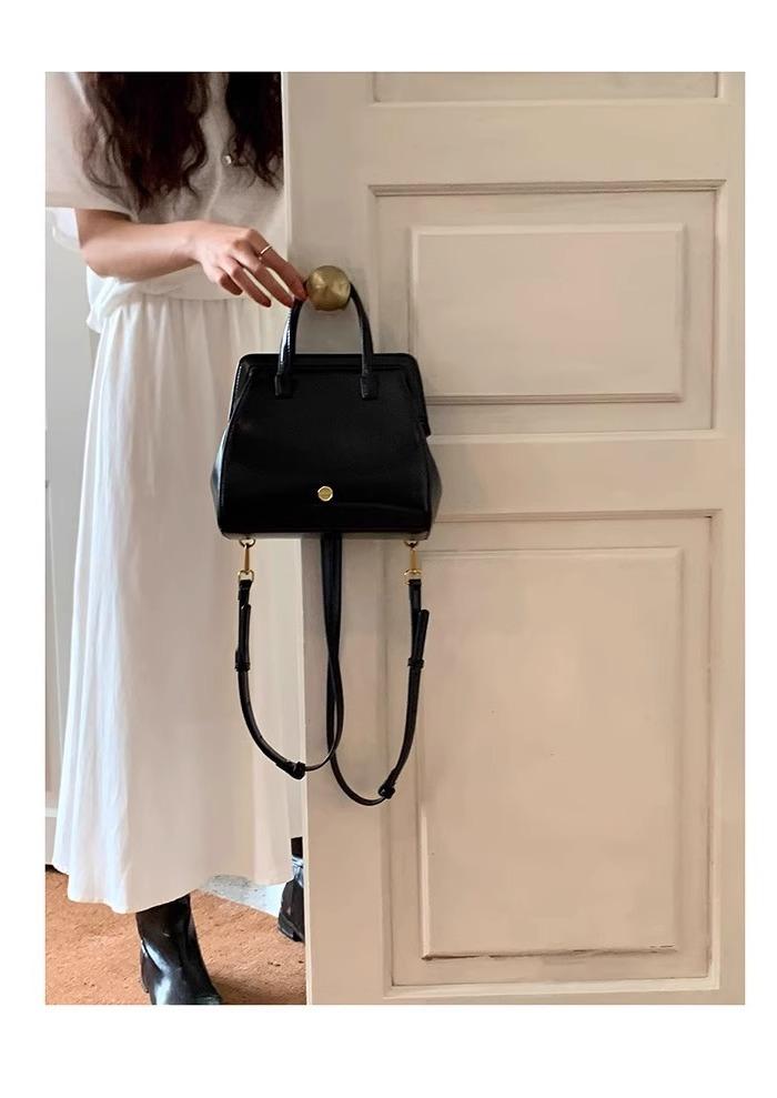 Retro Lightweight Women s Autumn/Winter Bags: Niche Vintage Backpacks, Soft and Versatile Casual Handbags
