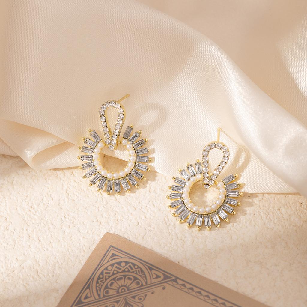 Vintage Circle Pearl Earrings for Women Unique Sunflower Design Retro Dangle Earrings
