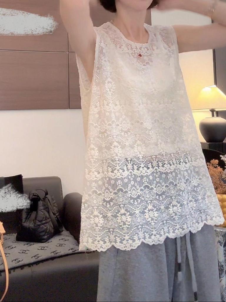 Trendy Plus-Size Lace Round Neck Sleeveless Top