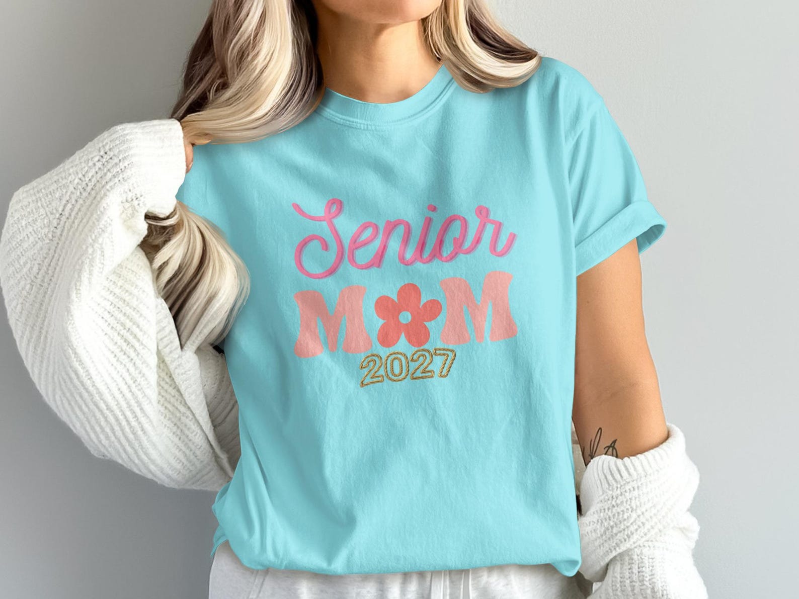 Senior Mom 2027 T-Shirt, Groovy Graduation Mama Tee, Class of 2027 Shirt 4XL